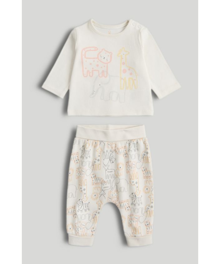 Outfit crem extensibil cu tricou și pantaloni