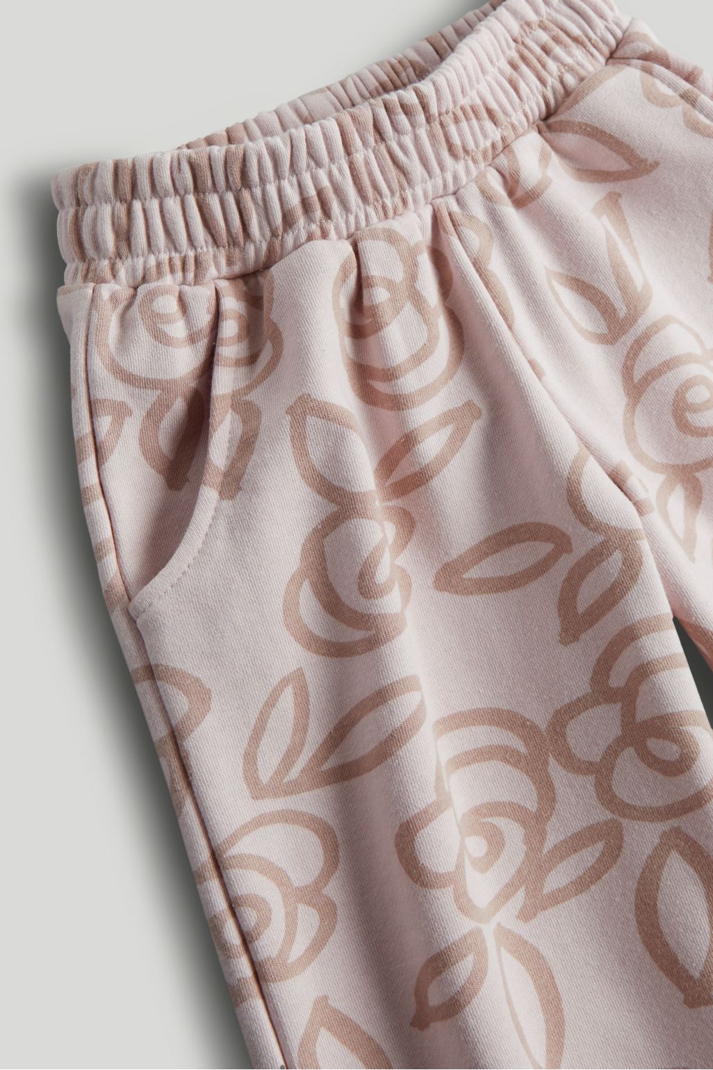 Pantaloni de trening roz cu flori