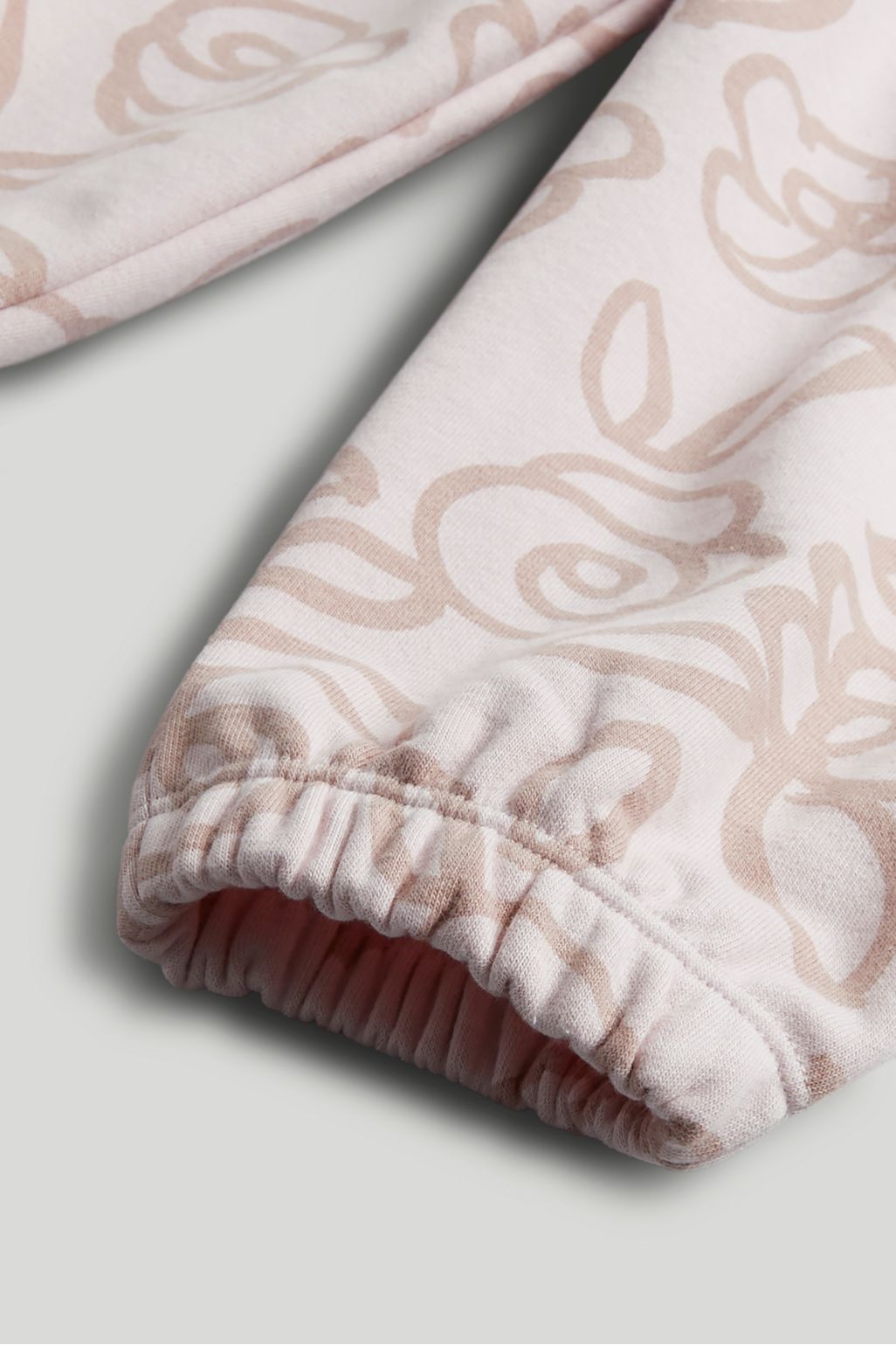 Pantaloni de trening roz cu flori
