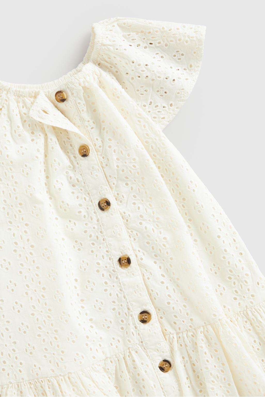 rochie albă cu broderie
